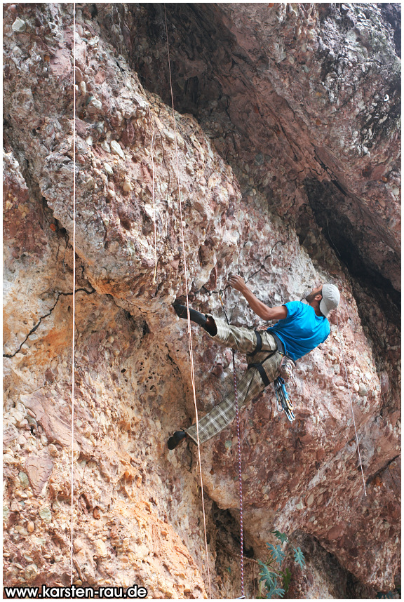 Climbing at Rio Serrano, Chapada Diamantina, Brasilien