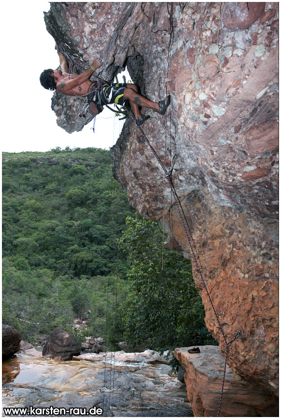 Climbing at Rio Serrano, Chapada Diamantina, Brasilien